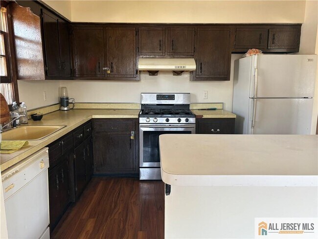 Building Photo - 575 Allgair Ave