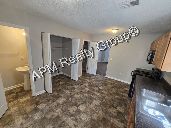 Building Photo - Great Summit Home, Convenient to Sandhills...