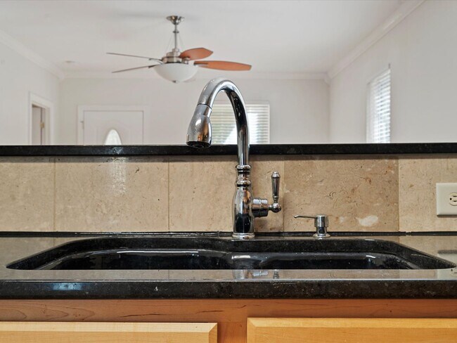 Building Photo - 3 Bedroom/2 bath house close to Optimist H...