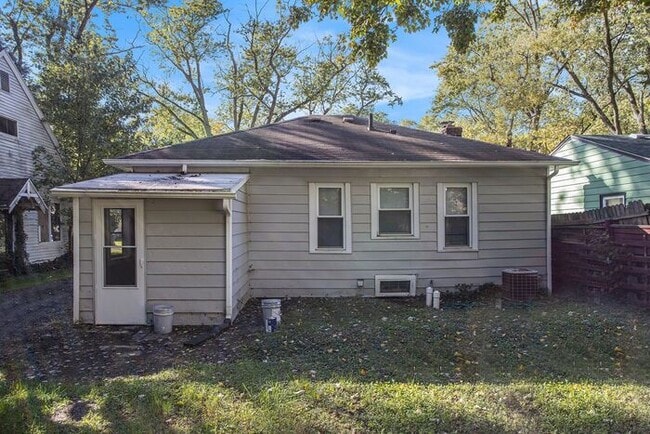 Building Photo - $1395- 2 Bedroom home, Renovated - Ask about our security deposit alternative!