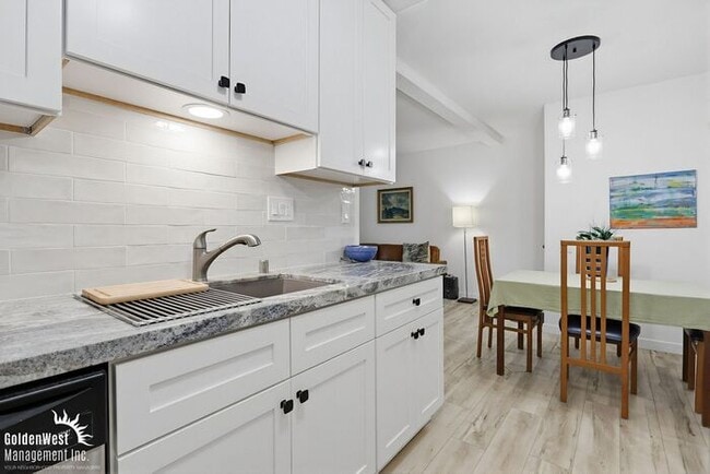 Building Photo - Charming 2Bdm 2Ba Apartment in the Heart of Hillcrest!- MI Special