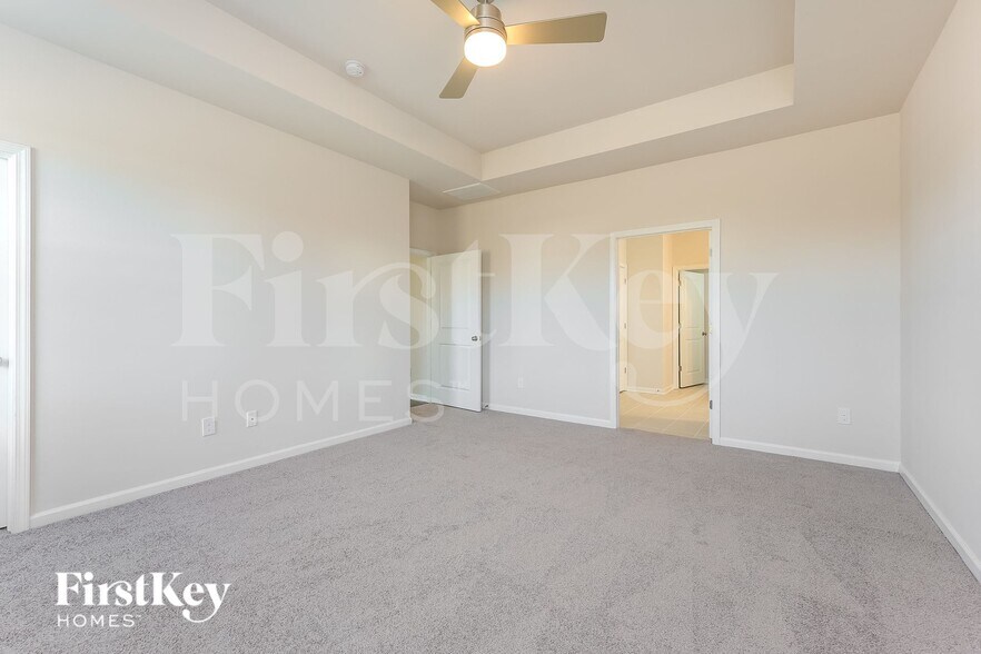 Building Photo - 565 Hillpark Ln