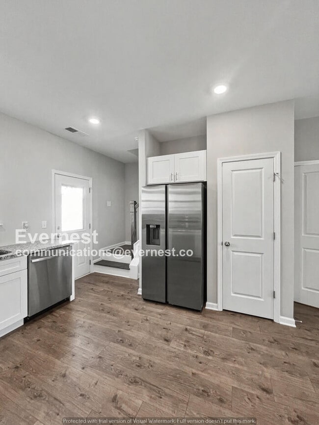 Building Photo - 2 Bed/2.5 Bath Townhome with Off-Street Parking / Pet-Friendly / Available Now!