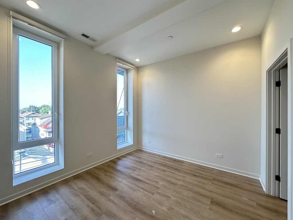 Building Photo - 6340 W Belmont Ave