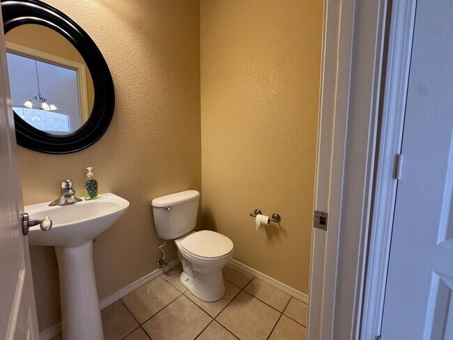 Building Photo - La Cueva Oeste Home!