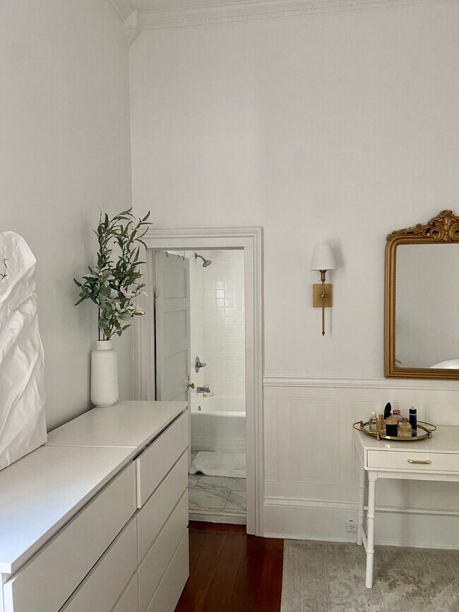 Building Photo - 2033 Coliseum St