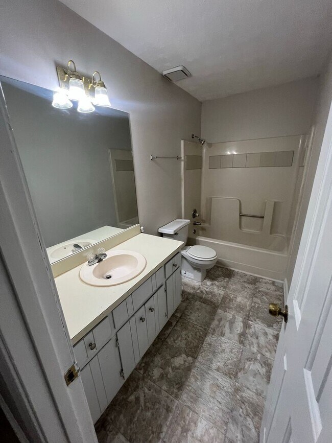 Building Photo - 416-418 Waterbury Drive