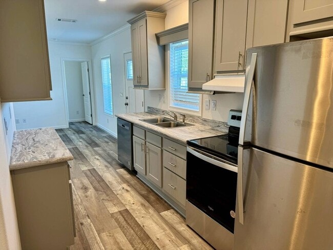 Building Photo - 843 E Colonial Cir