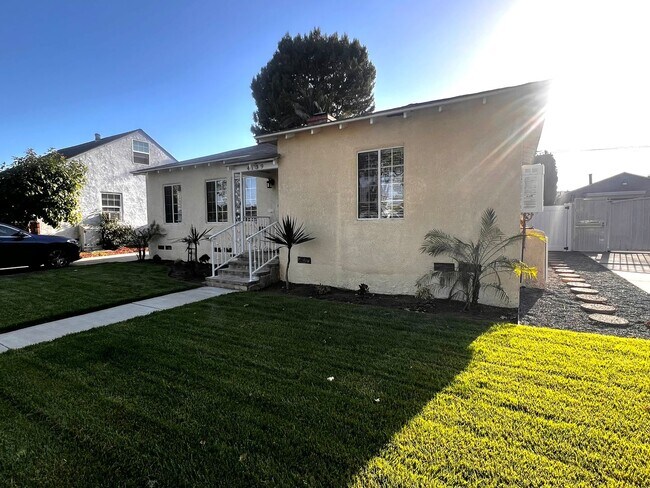 Building Photo - Single Family. 3-bed Home - Desireable Neighborhood!
