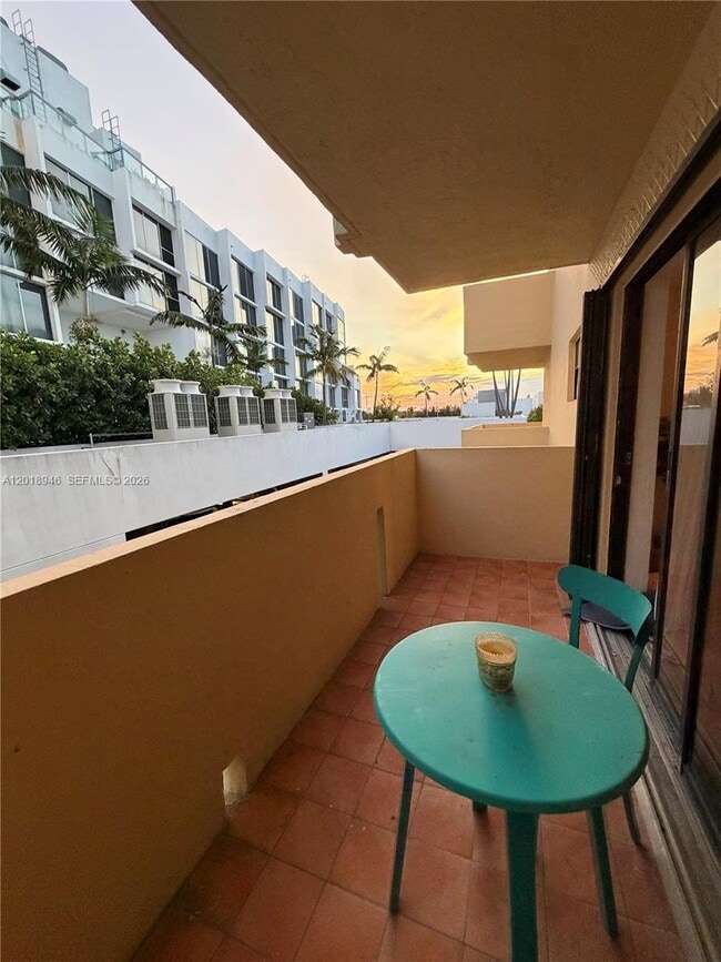 Building Photo - 2924 Collins Ave