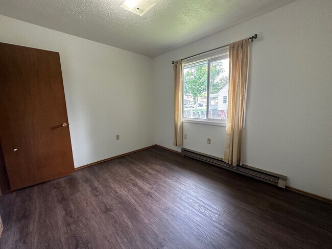 Building Photo - 806