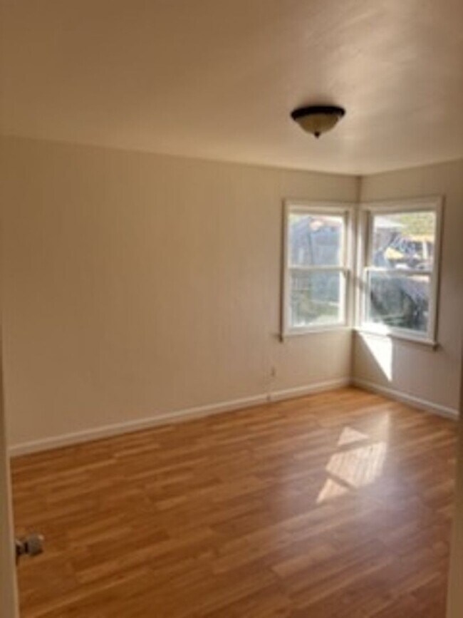 Building Photo - Taft Home 2 bd 1 ba  Must see