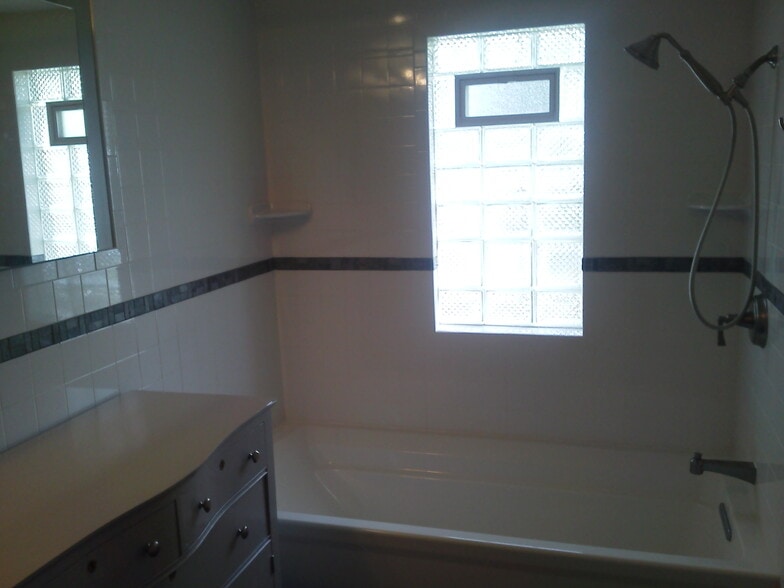 Bathroom - 2014 Guthrie Ave
