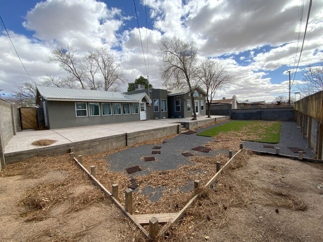 Building Photo - 3 Bedroom Single Story Home Available Near...