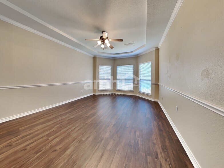 Building Photo - 404 Roundrock Ln