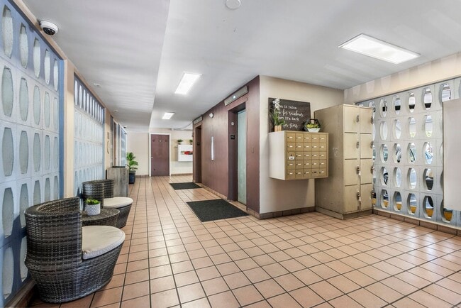 Building Photo - 731 Amana St