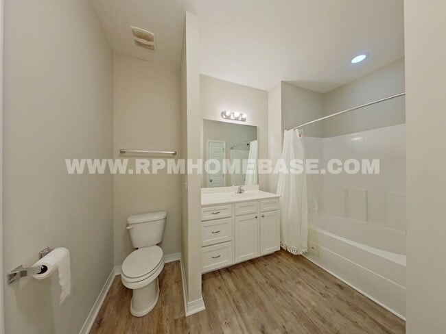 Building Photo - 498 Lakeview St