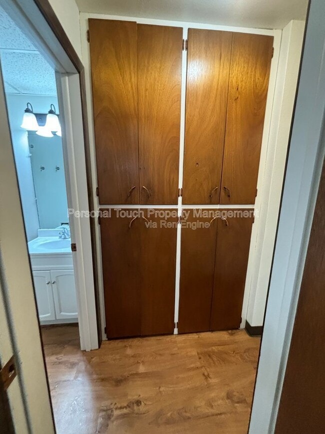 Building Photo - 132 6th Ave N