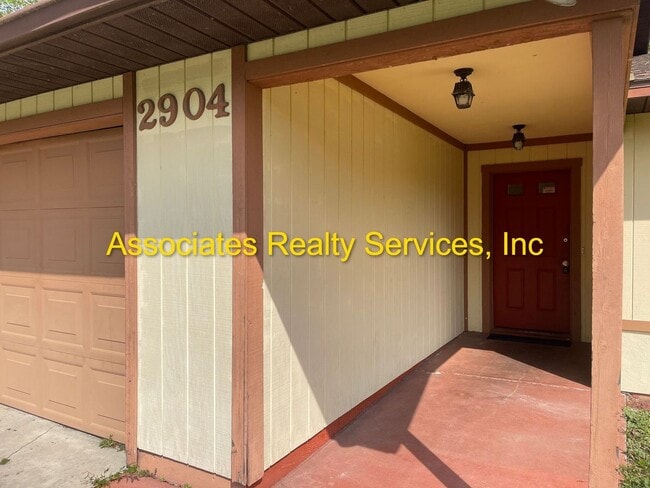 Building Photo - Nice 3 bedroom House! Great for families! ...