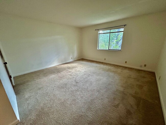 Building Photo - 2 Bedroom Duplex Close to Downtown Morgan ...