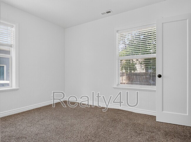 Building Photo - 380 400 S