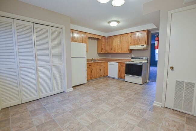 Building Photo - 1533 E Knollwood Cir