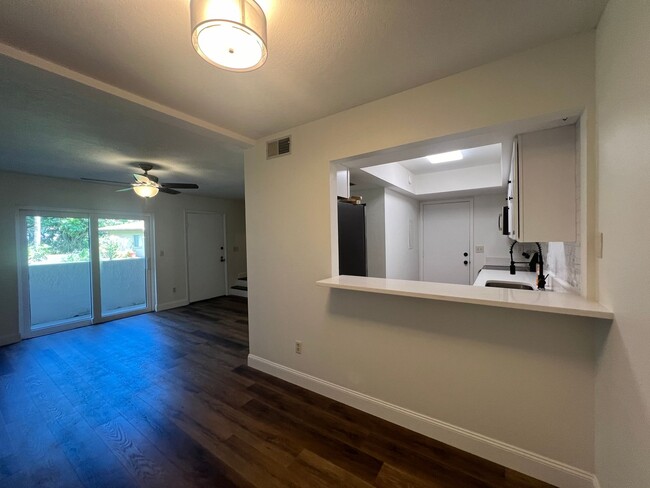 Building Photo - NEWLY 2/1.5 UPDATED Clearwater townhome/condo