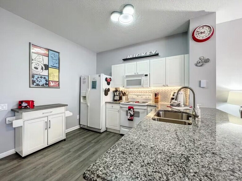 Building Photo - 2314 Silver Palm Dr