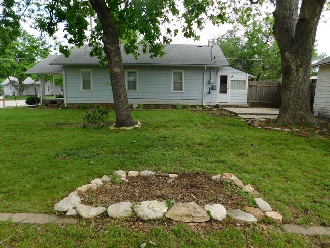 Building Photo - Cozy 2 Bed 1 Bath Home