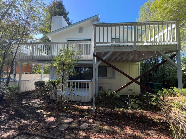 Building Photo - Walking distance to beaches, restaurants, 3 bedroom, 2 bathroom, upstairs level of home