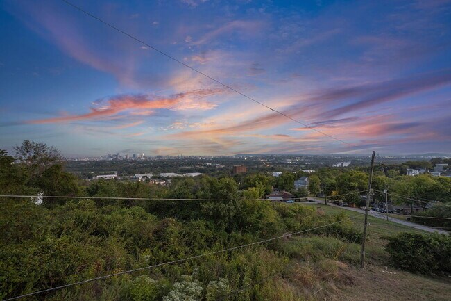 Building Photo - "Spacious 4-Bed, 4-Bath Gem in Nashville -...