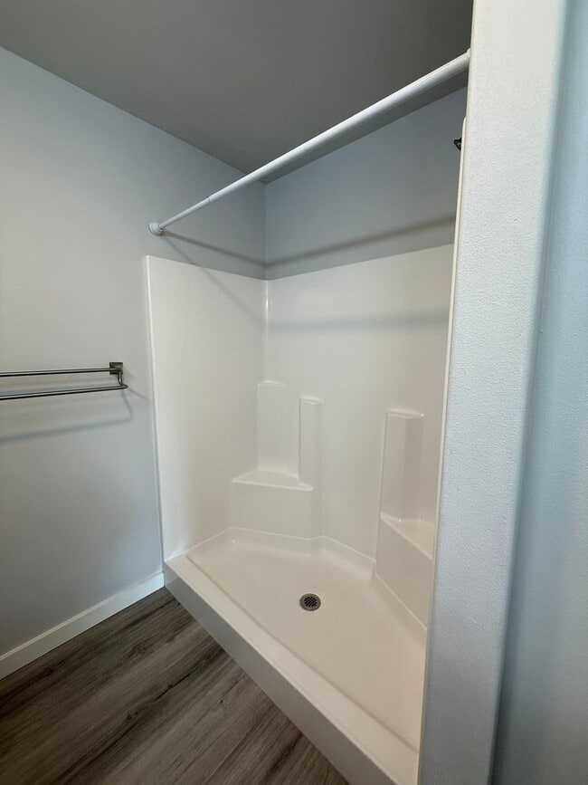 Building Photo - Gorgeous Pet Friendly Three Bedroom Lebano...