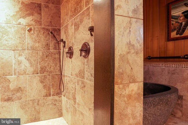 Building Photo - 371 Green Tree Dr