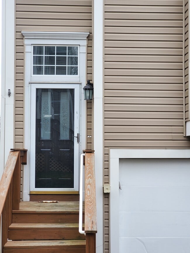 Building Photo - 2714 Meadowcrest Ct