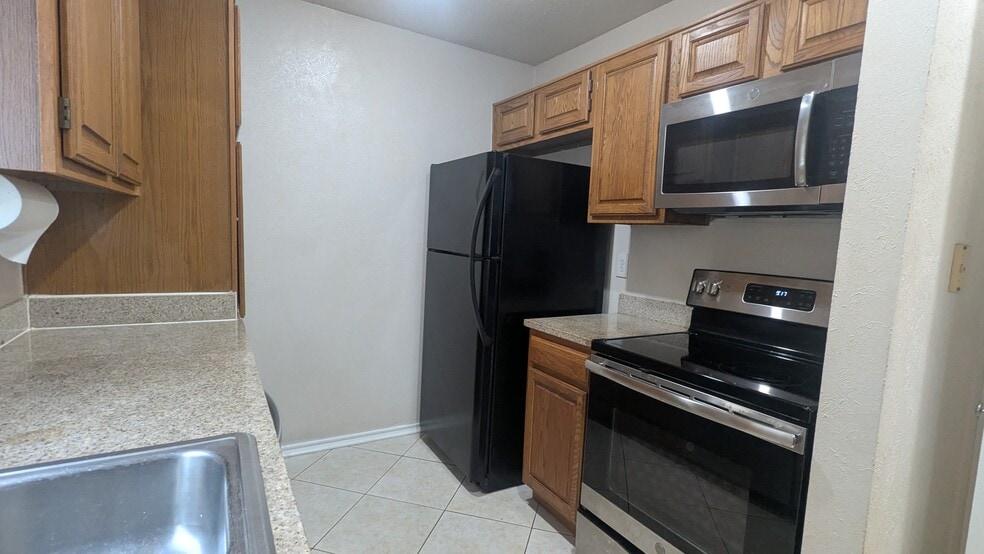 Refrigerator with Ice Maker, Glass Cooktop - 1541 Barbara Dr