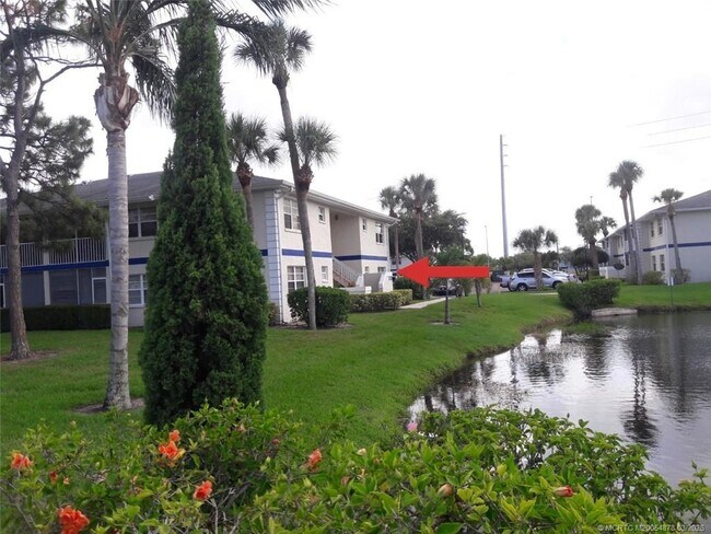 Building Photo - 1524 SE Royal Green Cir