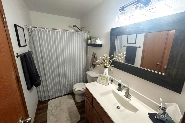 Building Photo - Spacious & Stylish Home in a Prime Location!