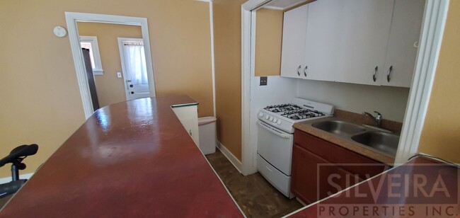 Building Photo - Unique Studio, w/Large Fenced Patio, All U...