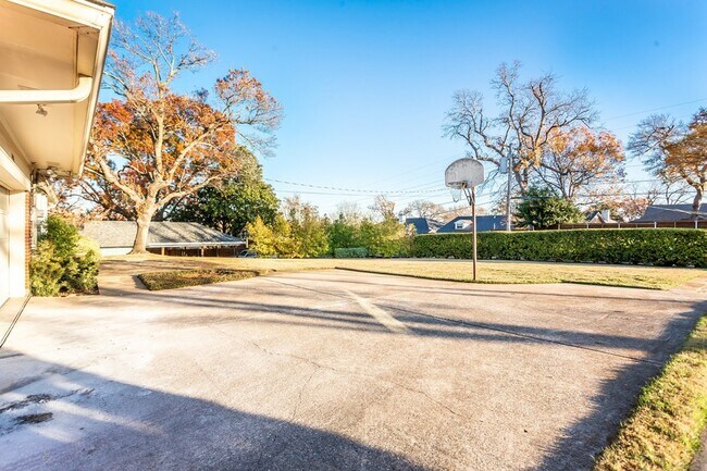 Building Photo - 6926 Colfax Dr