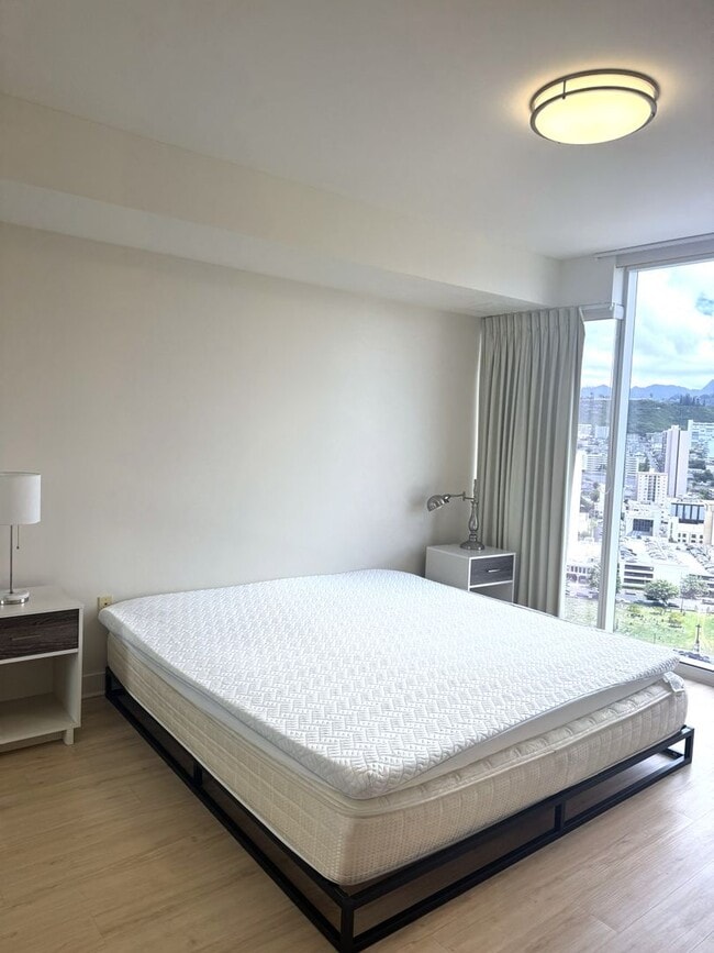 Building Photo - 888 Kapiolani Blvd