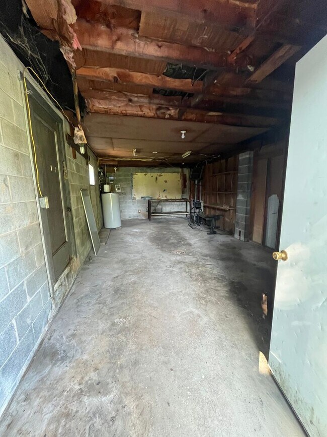 Building Photo - 103 N Ridge St