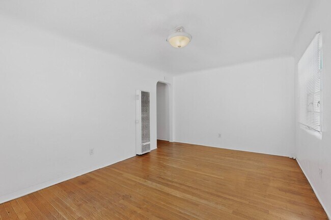 Building Photo - 1409-1409 Hazeldine Ave SE