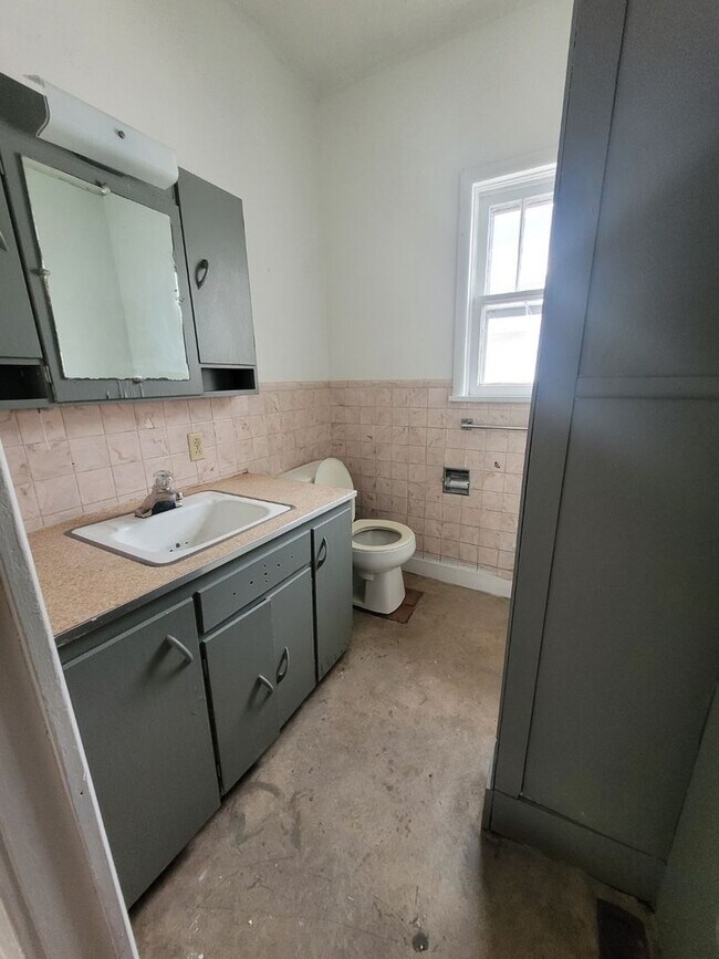 Primary Photo - $825 - 3 bed 1 bath - Single Family Home