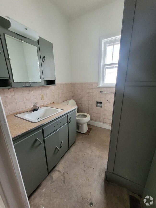Building Photo - $825 - 3 bed 1 bath - Single Family Home