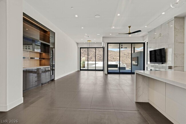 Building Photo - 692 Scenic Cliff Dr