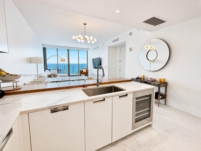 Building Photo - 15701 Collins Ave