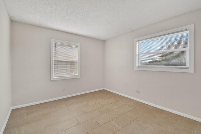 Building Photo - 1618 W 26th Ct