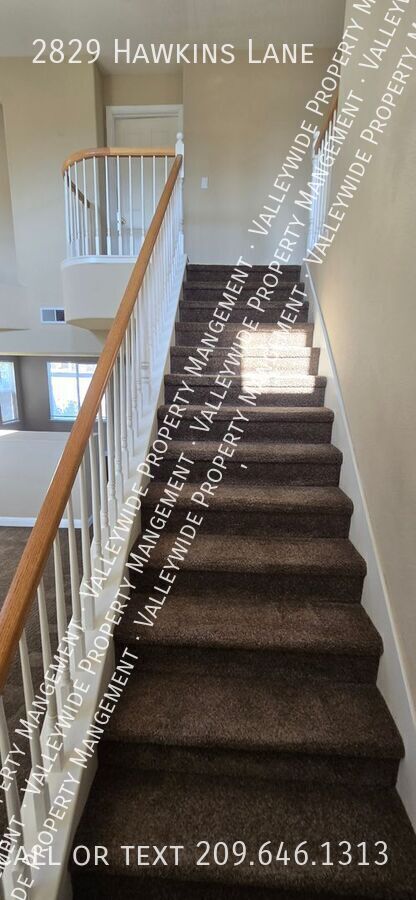 Building Photo - Tracy 3 Bedroom 2.5 Bathroom Home