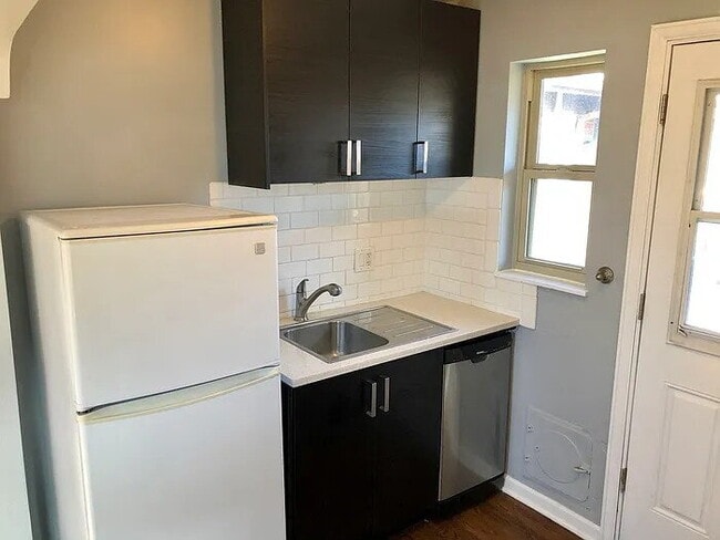 Building Photo - City Park Gem! Pet Friendly 2-bed 1-bath duplex with parking included!