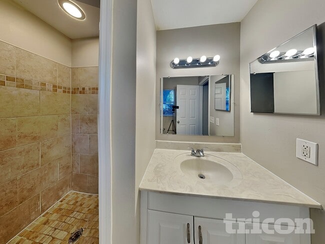 Building Photo - 8312 N Orangeview Ave